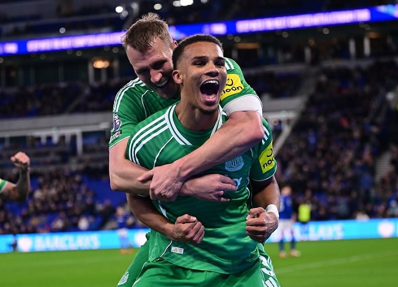 Malick Thiaw mencetak dua gol lewat tandukkan saat membawa Newcastle United mengahakan Everton 4-1 di kandang lawan.