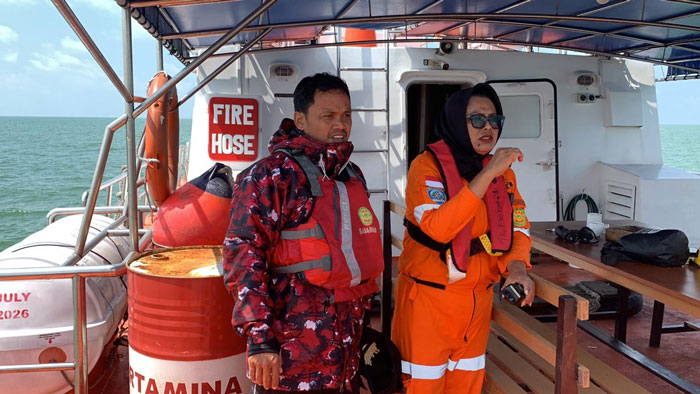 Kepala Unit SAR Rohil Doni bersama Capt Kapal RB 218 Leni Tadika saat melakukan pencarian nelayan di perairan Rohil.