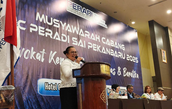 Megawati Matondang memberikan pidato usai terpilih secara aklamasi sebagai Ketua Peradi SAI Pekanbaru dalam Muscab yang digelar Sabtu (29/11/2025)
