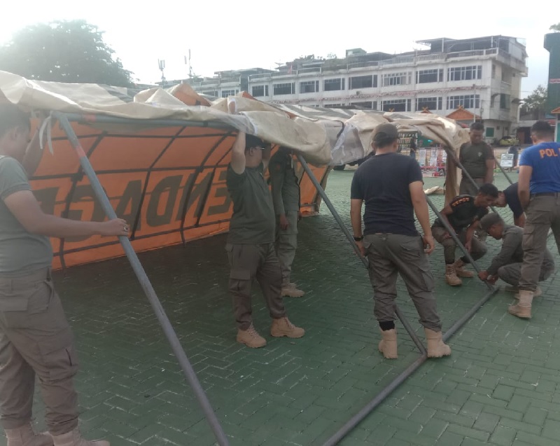 Satpol PP PKP Kuansing, pasang tenda posko bencana di Tepian Narosa Telukkuantan, Ahad (30/11/2025).