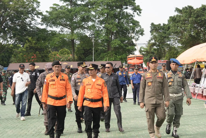 Wabup Kuansing H Muklisin meninjau personel gabungan pada apel pasukan siap siaga bencana, Ahad (30/11/2025) di Lapangan Taman Jalur Teluk Kuantan.