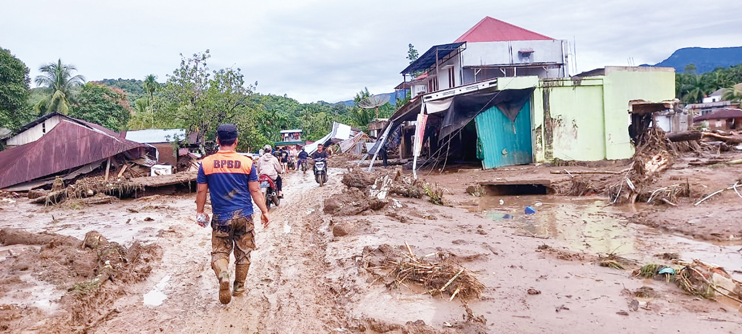 RUSAK BERAT: Gempuran galodo memicu kerusakan parah dan menelan banyak korban jiwa di Salareh Aie Timur, Palembayan, Agam, Sumatera Barat. Tampak rumah-rumah warga rusak berat, Ahad (30/11/2025).