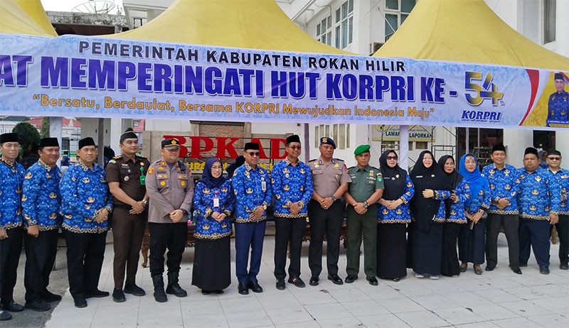 Wabup Rohil Jhony Charles bersama perwakilan forkopimda Rohil, para kepala OPD usai apel peringatan korpri ke-54 tahun di Bagansiapiapi, Senin (1/12/2025).