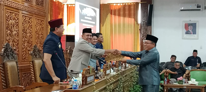 Juru bicara DPRD Kuansing, Desta Harianto menyampaikan pendapat akhir DPRD Kuansing terhadap APBD 2026, Ahad (30/11/2025) sore pada Ketua DPRD, H Juprizal SE MSi.