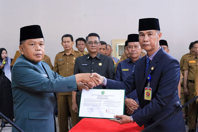 Bupati Kepulauan Meranti, AKBP (Purn) H Asmar, melantik Sudandri Jauzah SH sebagai Sekda definitif di Gedung Kuning, Kantor Bupati Meranti, Senin (1/12/2025).
