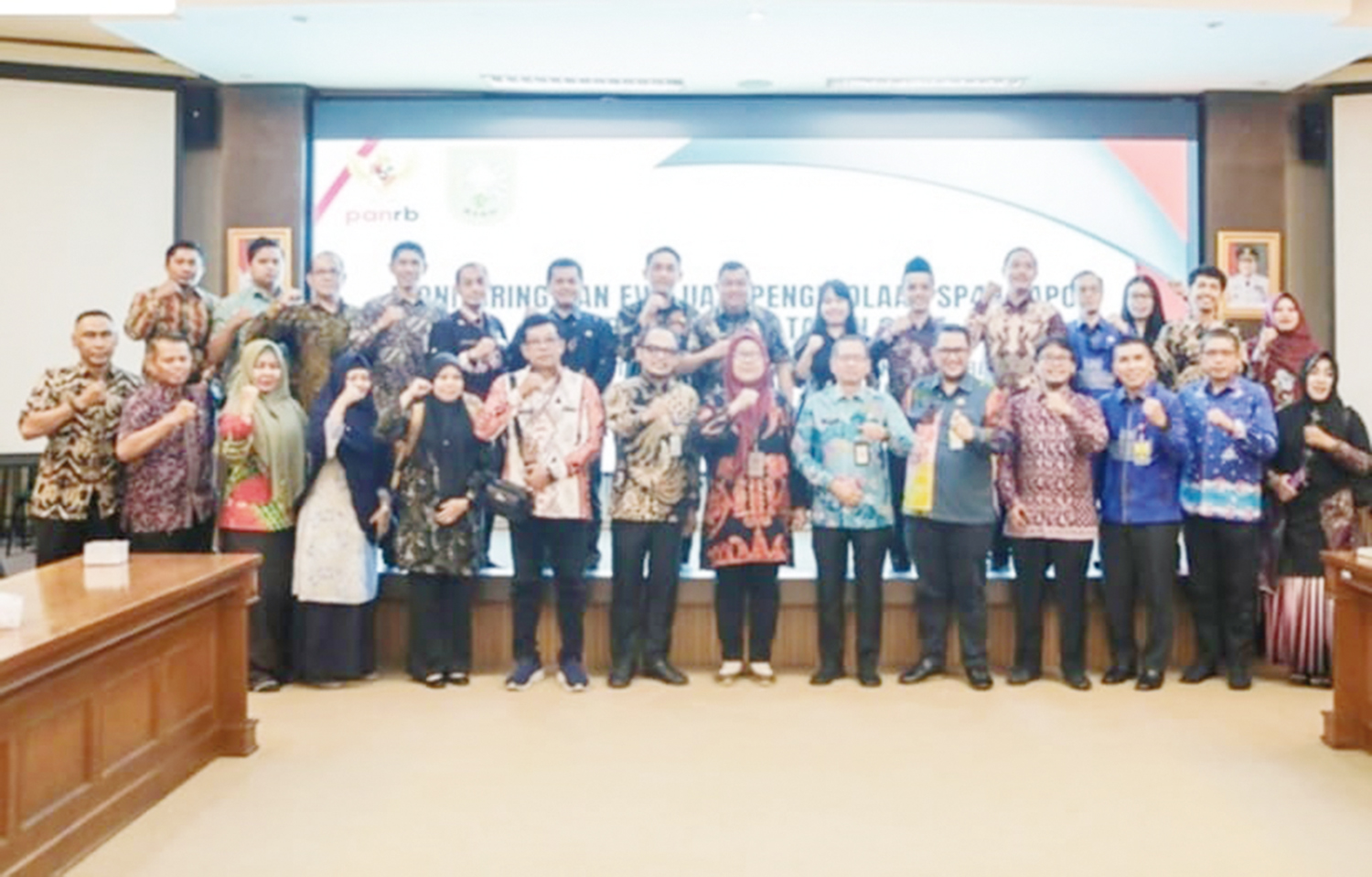 Pelaksana tugas Kepala Dinas Komunikasi, Informatika, Statistik, dan Persandian Dumai Muhammad Yunus foto bersama saat menghadiri kegiatan monitoring dan evaluasi pengelolaan SP4N-LAPOR! Pemerintah Provinsi Riau tahun 2025 di Pekanbaru, baru-baru ini.