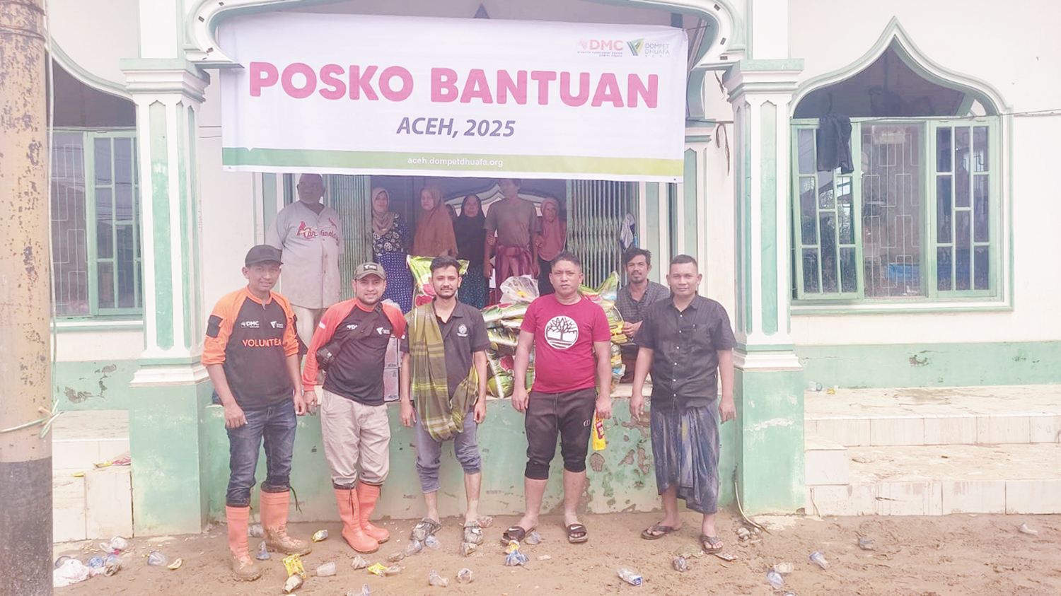 Tim Respons Kemanusiaan, Disaster Management Center Dompet Dhuafa menyalurkan bantuan ke pengungsi korban banjir di posko bantuan yang didirikan oleh Dompet Dhuafa di wilayah Aceh, baru-baru ini.