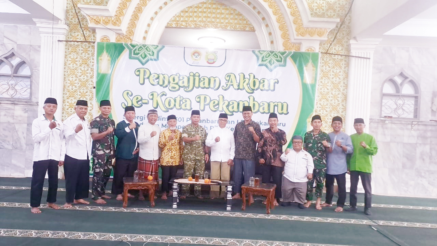 Komandan Kodim 0301/Pekanbaru&nbsp;Kolonel Inf Ikhsanuddin SSos MlM (tujuh kiri), Pembina DPW LDII  KH Nazirwan (delapan kiri), Ketua DPW LDII Riau Dr Imam Suprayogi STMT (empat Kiri), Sekretaris DPD LDII Pekanbaru Mhd Arief Hasan SKom Mkom (empat kanan)