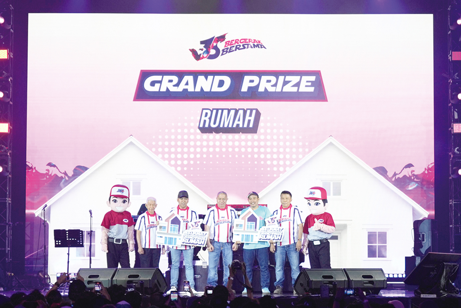 Pengundian grand prize berupa dua unit rumah pada puncak perayaan HUT ke-35 JNE di Jakarta, Ahad (30/11/2025).
