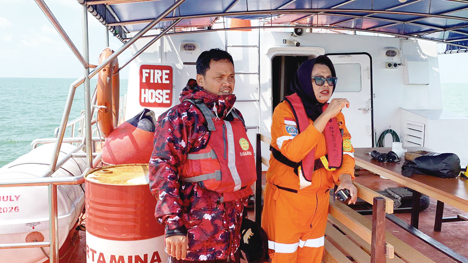 Kepala Unit SAR Rohil Doni bersama Capt Kapal RB 218 Leni Tadika saat melakukan pencarian nelayan di perairan Rohil, Ahad (30/11/2025).