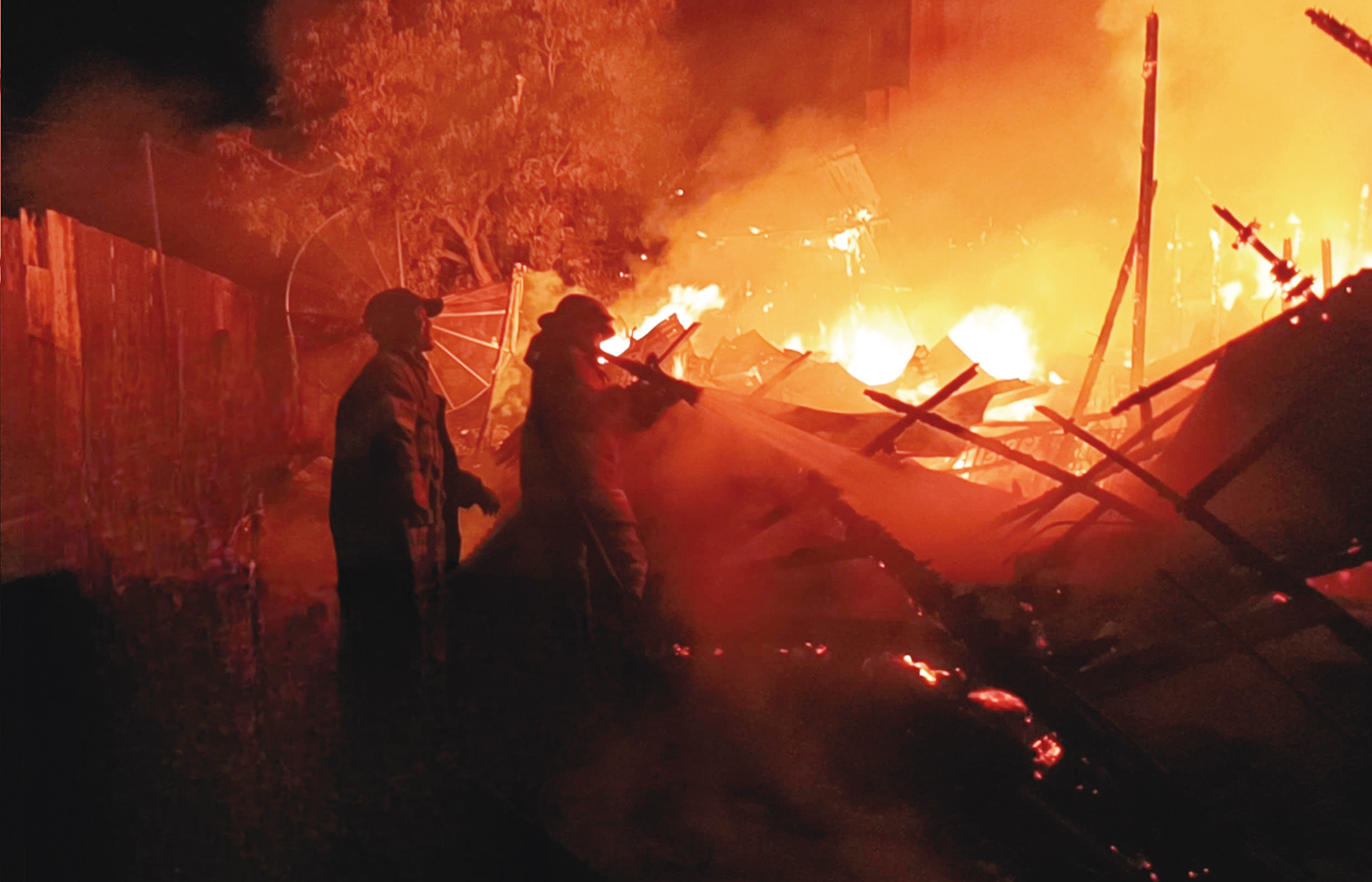 Petugas pemadam melakukan pemadaman api yang membakar tiga unit rumah warga di Jalan Diponegoro Gang Cempaka, Kecamatan Tebingtinggi, Kabupaten Kepulauan Meranti, Sabtu (29/11/2025) malam.