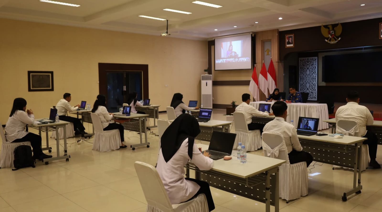 Para ASN Kanwil Kemenkum Riau mengikuti Kompetensi Teknis Analis Hukum 2025 pada Senin (1/12/2025),.