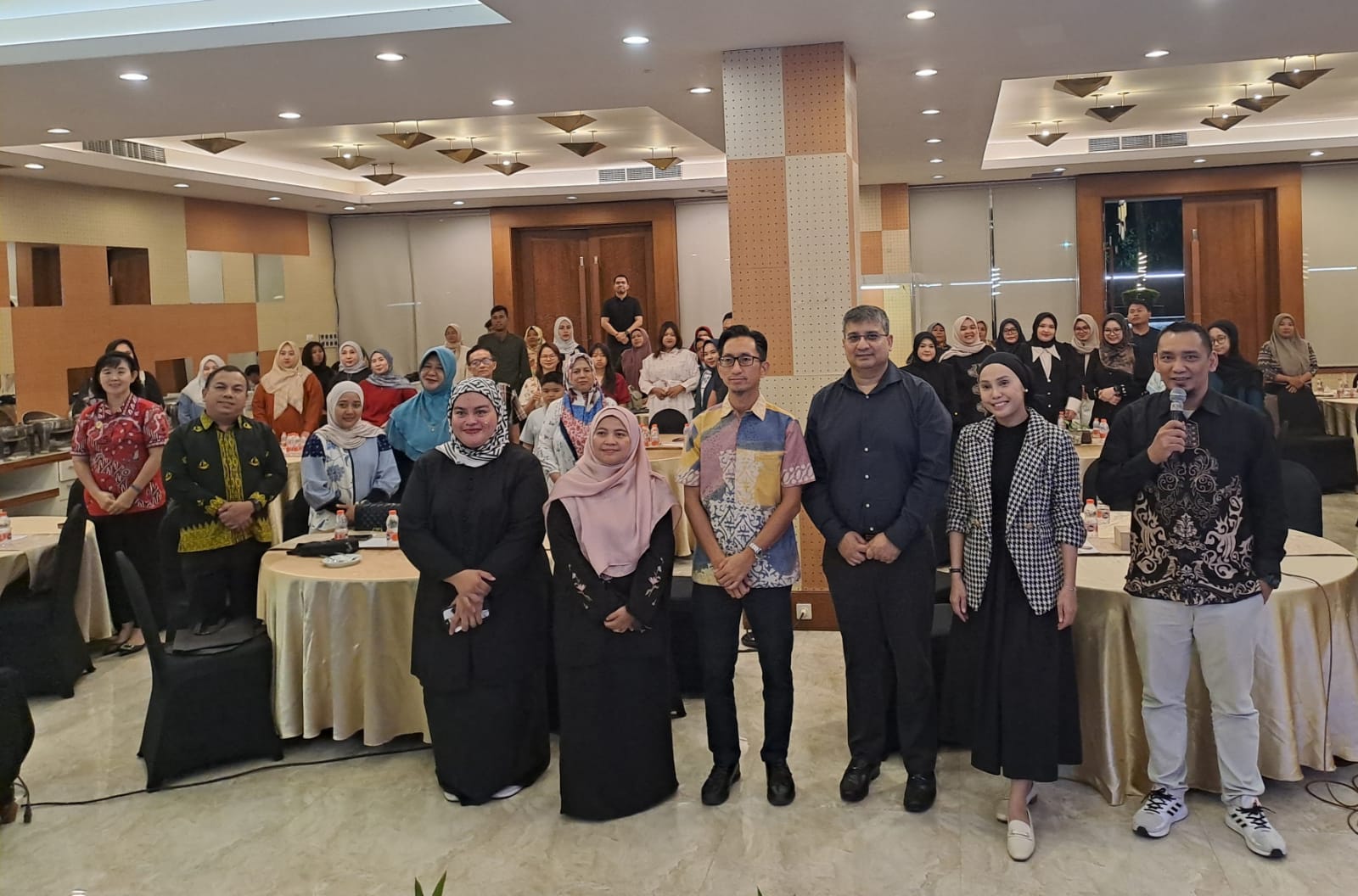 Konsulat Malaysia di Pekanbaru, Muhammad Hoesnie (4 kanan) didampingi perwakilan KPJ Healthcare Pekanbaru, Yudi Anhar (kanan) foto bersama saat kegiatan edukasi kesehatan yang ditaja oleh KPJ Healthca
