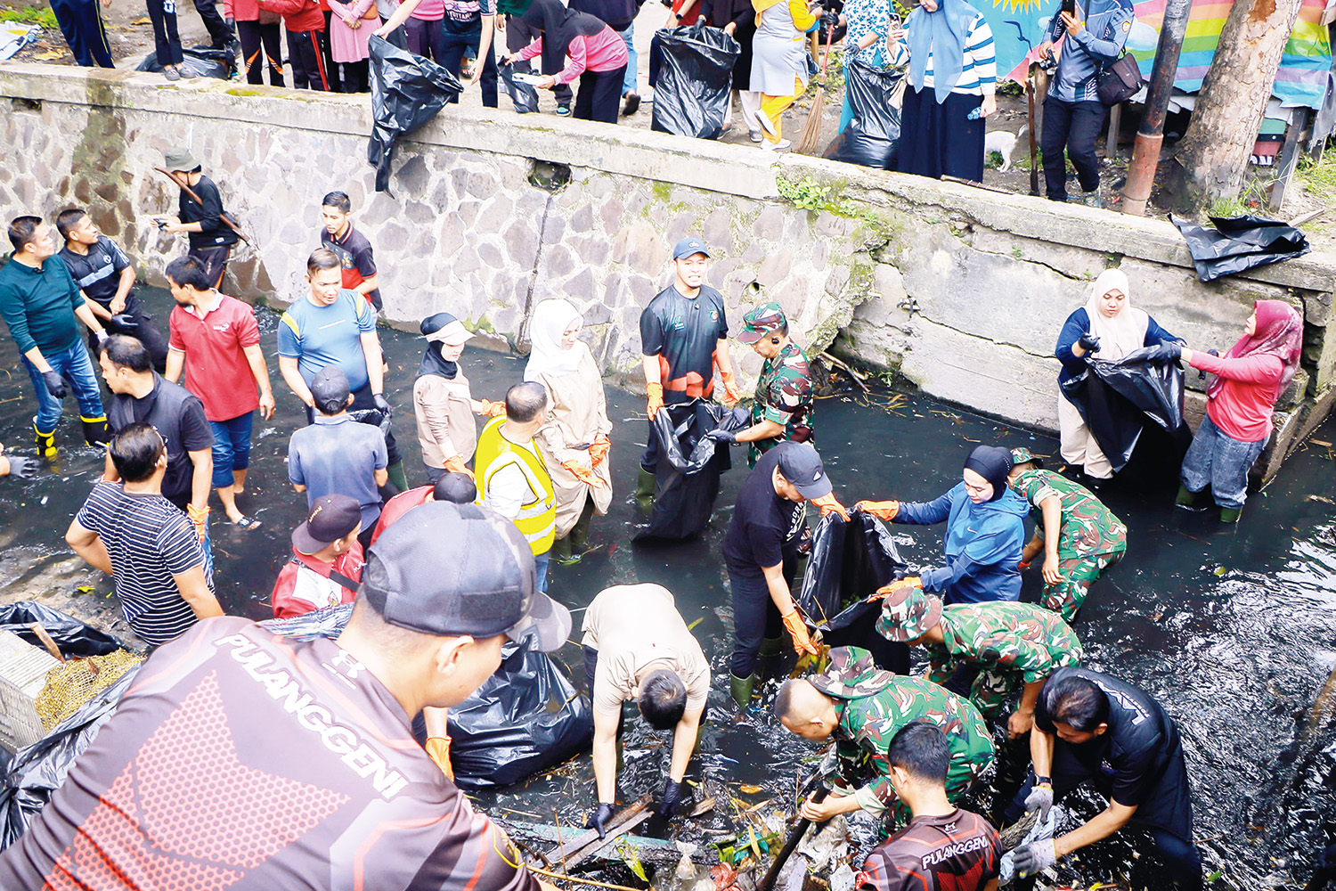 Wali Kota Pekanbaru Agung Nugroho didampingi sang istri Sulastri Agung yang juga ketua TP PKK Pekanbaru, Dandim 0301/PBR Kolonel Ikhsanudin bersama para kepala OPD dan jajaran gotong royong membersihkan aliran Sungai Sago di Jalan Samratulangi, Ahad (30/1