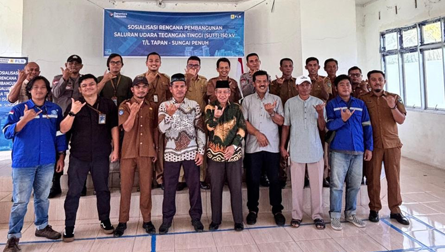 PLN UIP Sumbagteng foto bersama dengan Pemkab Pessel dan tokoh masyarakat serta stakeholder terkait.