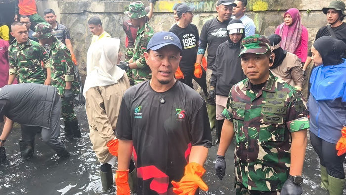 Wako Pekanbaru Agung Nugroho bersama Dandim 0301/PBR Kolonel Ihksanudi, saat gotong royong di Jalan Sam Ratulangi, Ahad (30/11/2025)