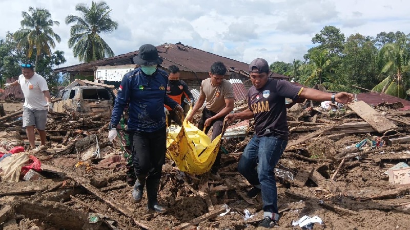 Personel BKO Polda Riau saat melakukan evakuasi terhadap jenazah korban di Palembayan, Kabupaten Agam, Sumatera Barat, Senin (1/12/2025).