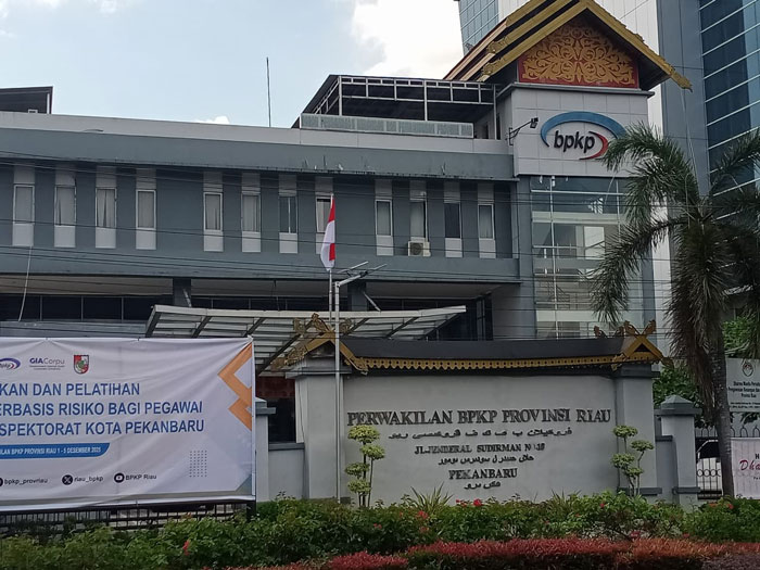 KPK melakukan pemeriksaan saksi di Kantor BPKP Perwakilan Riau di Jalan Jenderal Sudirman , Pekanbaru, Senin (1/12/2025).