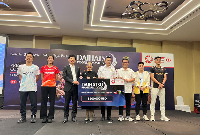Foto bersama manajemen Daihatsu, PBSI, dan para atlet bulu tangkis Indonesia dipembukaan turnamen bulu tangkis Daihatsu Indonesia Masters 2026 di Jakarta (27/12/2025).