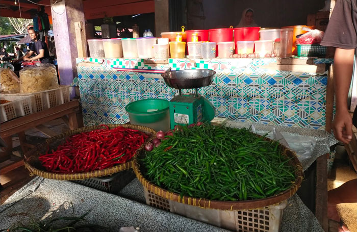 Akibat bencana alama di Sumut dan Sumbar membuat harga cabai meroket dan stoknya juga terbatas di Pasar Terubuk Bengkalis, Senin (1/12/2025).
