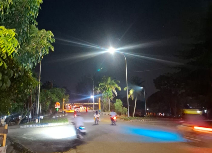 Tampak lampu penerangan di kawasan Leton 1, Jembatan Siak, Ahad (30/11/2025) malam.
