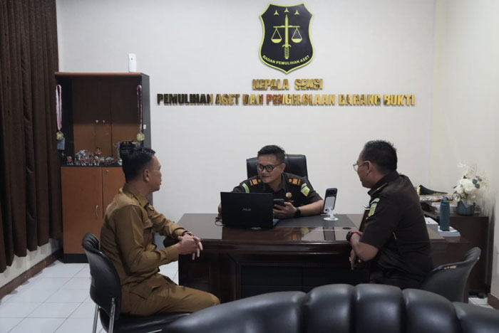 Sekretaris Dinas Kominfo Kuansing Hevi H Antoni berbincang bersama Kasi Datun M Shandy SH MH dan Kasi BB, Arminto Putra SH MH , Senin (1/12/2025).