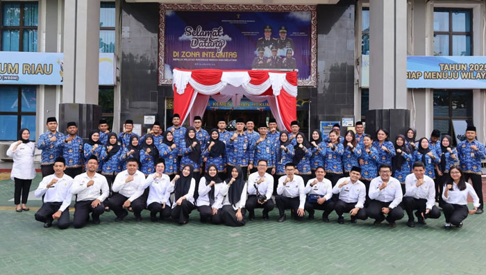 Para ASN hingga PPK Kanwil Kemenkum Riau berfoto bersama usai pelaksanaan Upacara HUT ke-54 Korpri, Senin (1/12/2025)