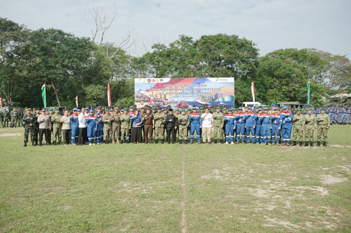 Pangdam XIX/Tuanku Tambusai Mayjen TNI Agus Hadi Waluyo (tengah), GM PHR WK Rokan, Andre Wijanarko (13 kanan) dan jajaran foto bersama saat Apel Siaga Pengamanan Instalasi Strategis Nasional