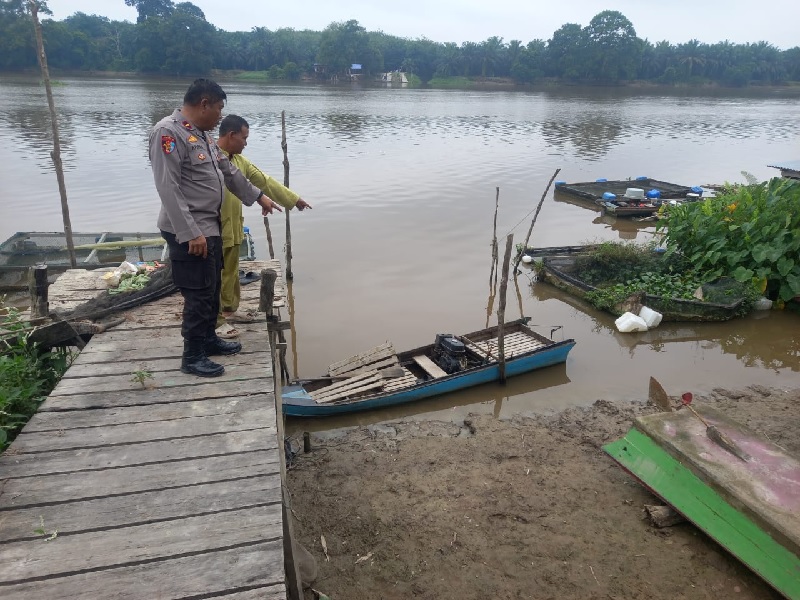 Kapolseksub Pelalawan Ipda FA Purba bersama personel melakukan olah TKP kakek Arsad yang ditemukan tewas mengapung setelah terjatuh hingga tercebur masuk ke dalam sungai saat buang air besar di pondok