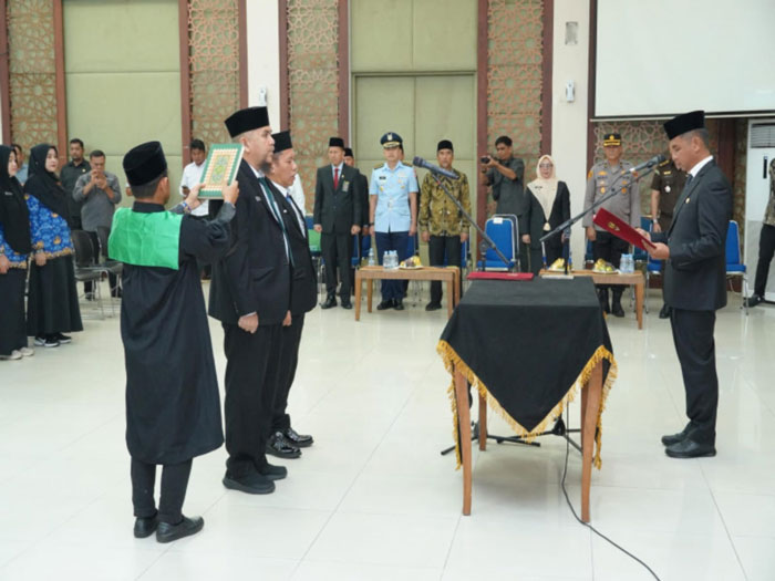 Bupati Kampar Ahmad Yuzar resmi melantik 29 pejabat Jabatan Pimpinan Tinggi Pratama (JPTP) di Aula Kantor Bupati Kampar, Senin (1/12/2025).