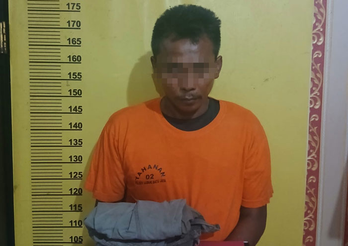 Tersangka SP alias Sampun saat diamankan bersama barang bukti, Senin (1/12/2025).