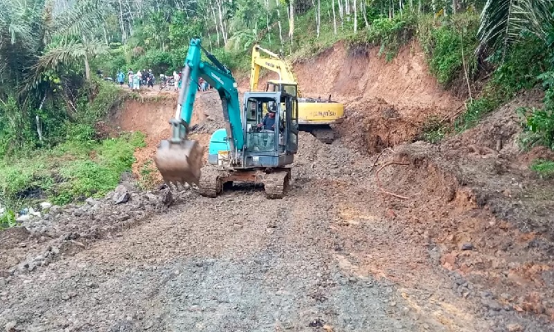 BMCKTR Sumbar percepat penanganan longsor di berbagai ruas jalan, termasuk Koto Mambang, Balingka dan Jembatan Katangka. Terlihat pengerjaan jalan provinsi yang menghubungkan Simpang Ampek dan Panti.