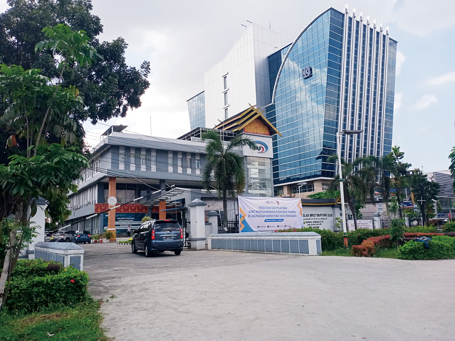 Kantor BPKP Perwakilan Riau di Jalan Jenderal Sudirman, Pekanbaru, yang dijadikan lokasi pemeriksaan saksi, terlihat sepi, Senin (1/12/2025).