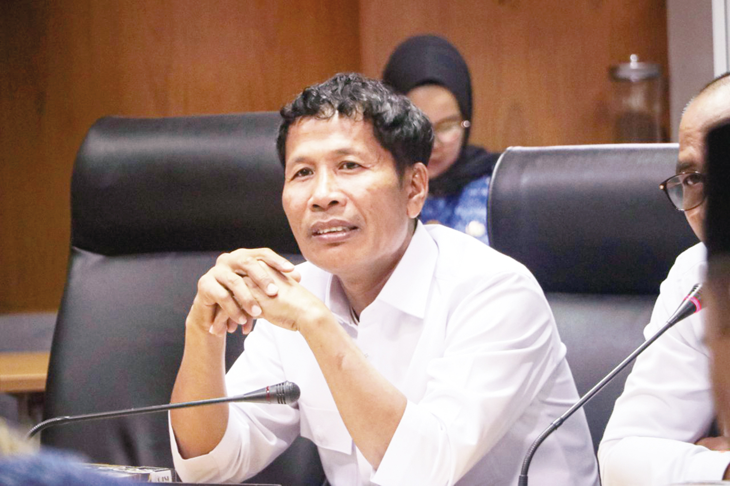 Ketua Komisi V DPRD Riau Indra Gunawan Eet saat memimpin rapat.