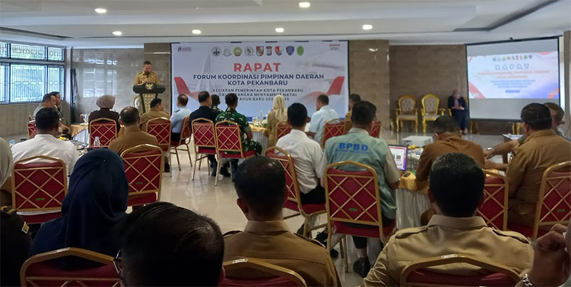 Wako Pekanbaru Agung Nugroho menyampaikan paparannya saat rapat Forum Komunikasi Pimpinan Daerah Kota Pekanbaru, Selasa (2/12/2025).