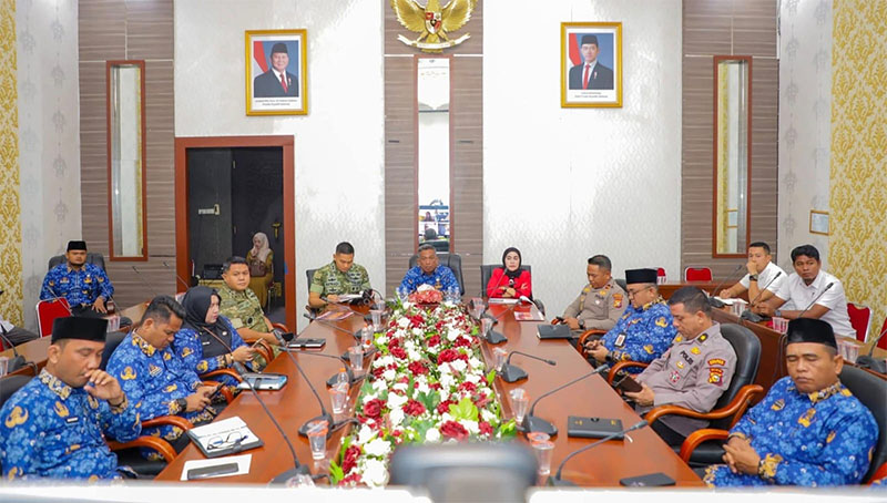 Bupati Rohul Anton didampingi Forkopimda dan Kepala OPD hadiri rakor virtual bersama Mendagri terkait pengamanan Nataru di ruang rapat rumdis Bupati, Senin (1/12/2025).