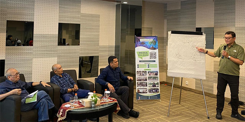 Direktur Patala Unggul Gesang Nazir Foead menjelaskan kerangka kerja FSC bersama narasumber pakar kebijakan lingkungan Dr Soeryo Adiwibowo, dan Mahir Takaka dari Aliansi Masyarakat Adat Nusantara