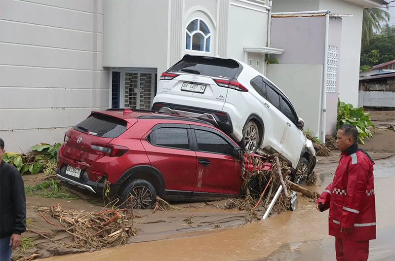 Kerusakan akibat banjir yang membawa material pohon dan lumpur di pemukiman rumah warga di wilayah Lubuk Minturun, Koto Tengah, Kota Padang, Sumatera Barat, pada Kamis (27/11/2025).