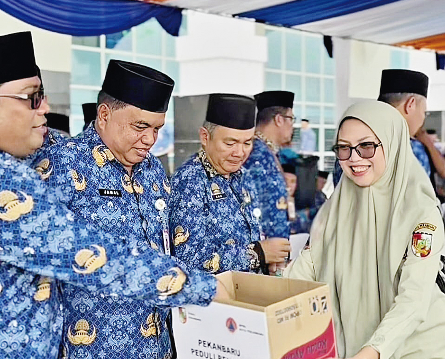 Jajaran ASN lingkungan Pemko Pekanbaru menggalang dana untuk membantu korban bencana alam di Aceh, Sumatera Utara, dan Sumatera Barat.