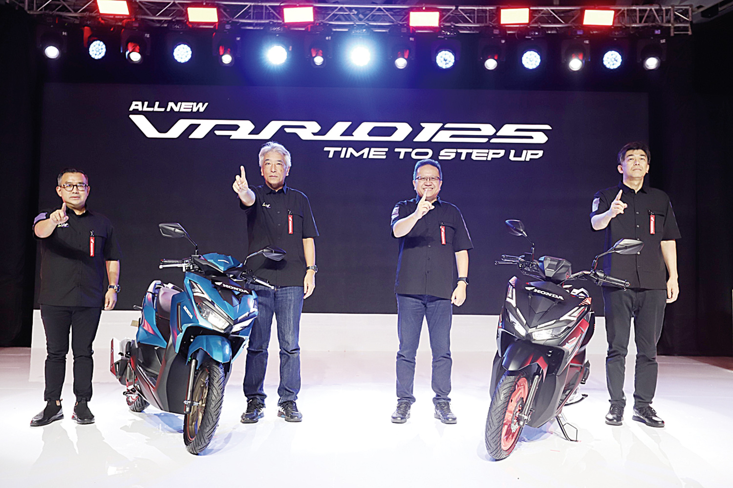 Marketing Director AHM  Octavianus Dwi (kiri), President Director AHM Susumu Mitsuishi (dua kanan), Executive Vice President Director AHM  Thomas Wijaya (dua kanan) dan Marketing Director AHM Naoki Kajino (kanan) mengenalkan All New Honda Vario 125 di AHM
