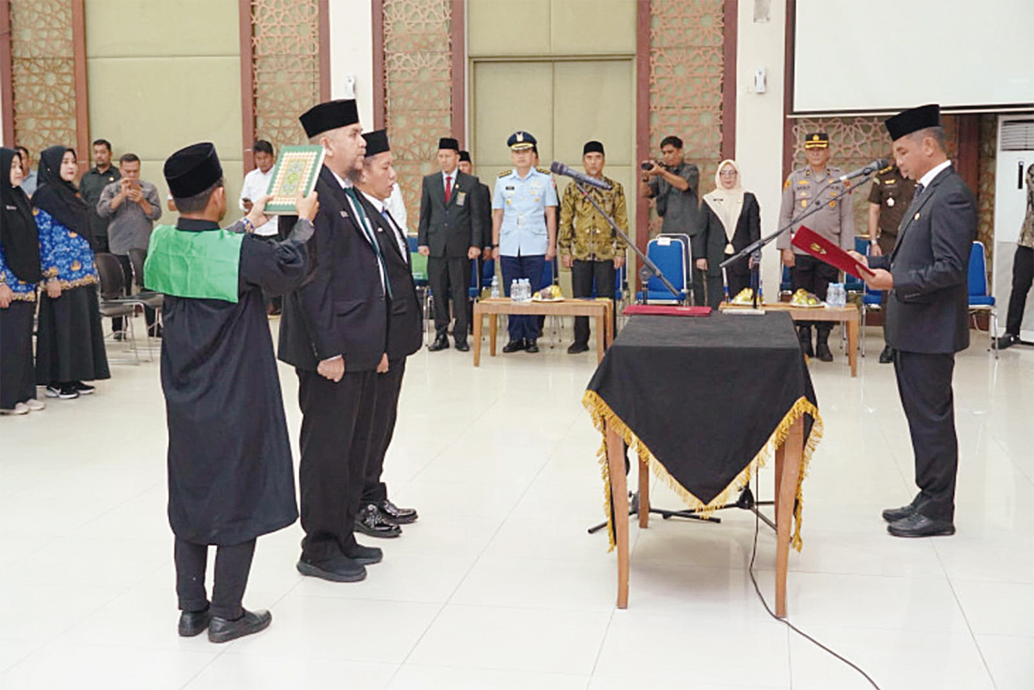 Bupati Kampar Ahmad Yuzar melantik 29 pejabat eselon II di Aula Kantor Bupati Kampar, Senin (1/12/2025).