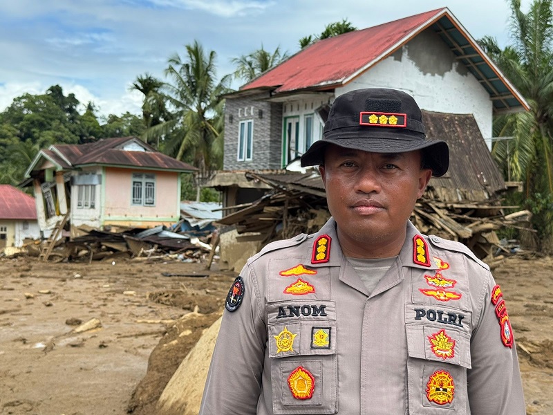 Kabid Humas Polda Riau Kombes Pol Anom Karibianto di lokasi banjir bandang Kecamatan Palembayan, Kabupaten Agam, Selasa (2/12/2025).