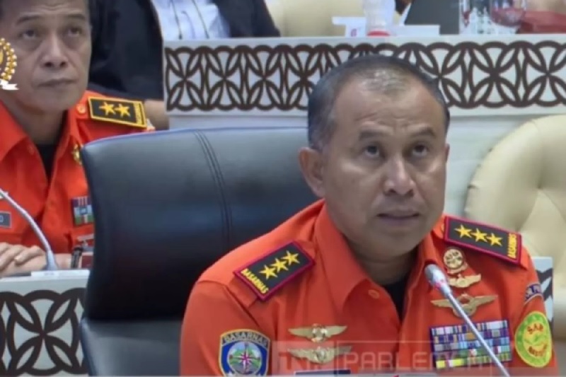Kepala Basarnas Mohammad Syafii saat rapat dengar pendapat bersama Komisi V DPR RI di kompleks parlemen Senayan, Jakarta, Senin (1/12/2025).