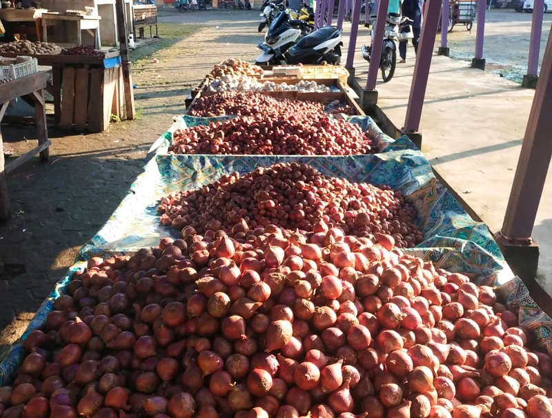 Akibat kondisi bencana alam membuat pasokan bahan pangan ke Pulau Bengkalis terbatas dan masyarakat berharap harga sejumlah bahan pangan kembali normal, Selasa (2/12/2025).