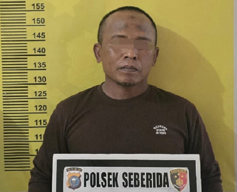 Pelaku dugaan pencabulan berinisial M saat diamankan Polres Inhu, Selasa (2/12/2025).