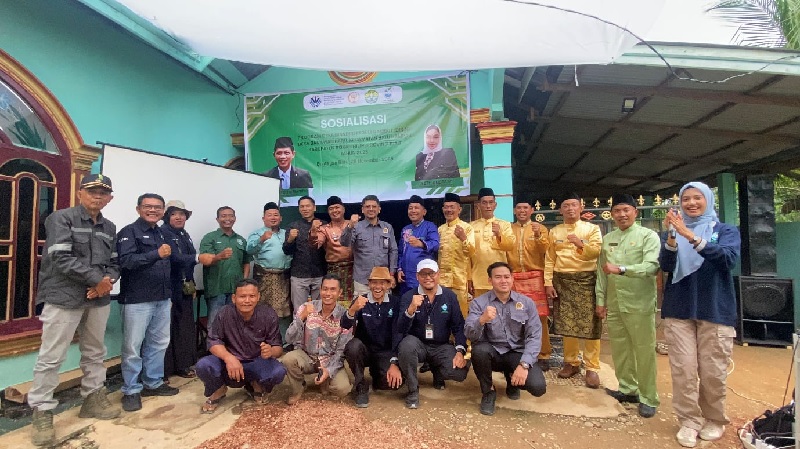 Foto bersama usai kegiatan sosialisasi desa peduli gambut oleh kementerian LH dan DPR RI di Rokan Hilir.