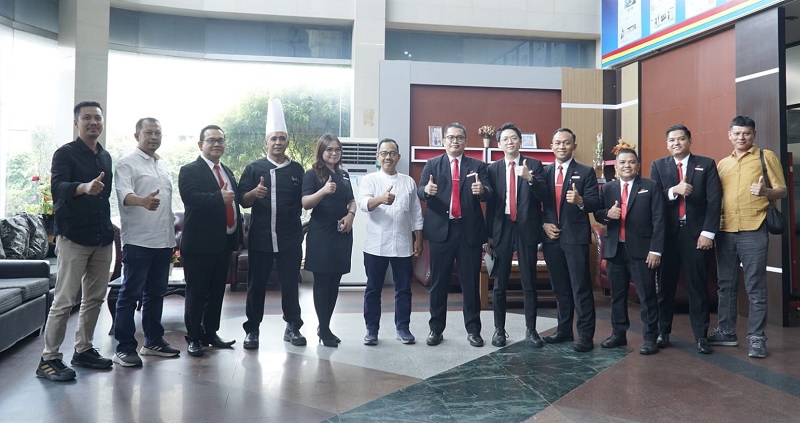 Direktur Riau Pos Asmawi Ibrahim (tengah) berfoto bersama dengan GM Grand Zuri Hotel Antonius Budiona (6 kanan) dan jajaran saat Grand Zuri Hotel Pekanbaru melakukan kunjungan silaturahmi.