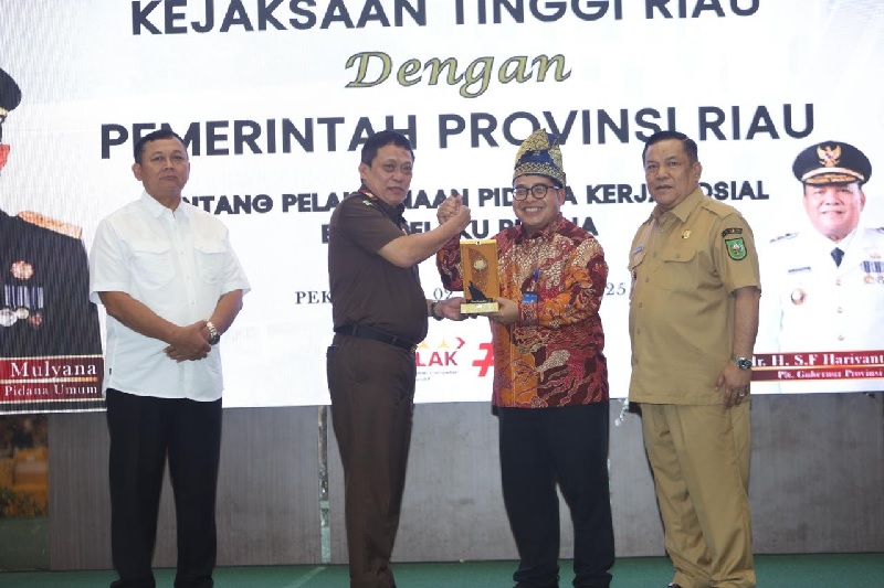 Plt Direktur Utama Jamkrindo Abdul Bari (bertanjak) serahkan plakat kepada Sesjampidum Kejagung Undang Mugopal, diapit Kajati Riau Sutikno dan Plt Gubernur Riau SF Haryanto.