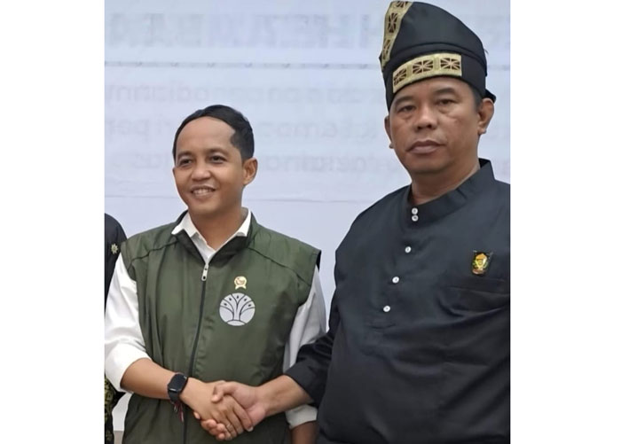 Tokoh masyarakat Jake, Andi Nurbai bersama Menhut Raja Juli Antoni