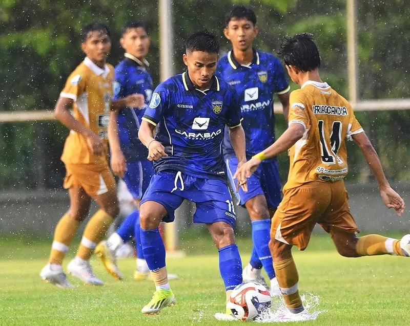 Striker Pekanbaru FC Ali Muhammad Ichsan (tengah) berduel dengan pemain Tri Brata Rafflesia FC dalam laga Grup B Liga 3 atau Liga Nusantara 2025/2026 di Stadion Kota Barat Surakarta, Ahad.